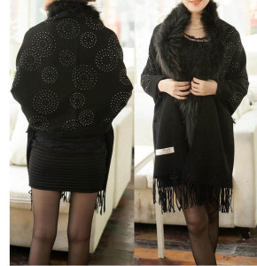 16-March-054 wool shawl with raccoon fur trim  (1)