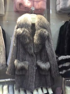 1704214 knitted mink fur coat with raccoon fur collar eileenhou lvcomeff (2)